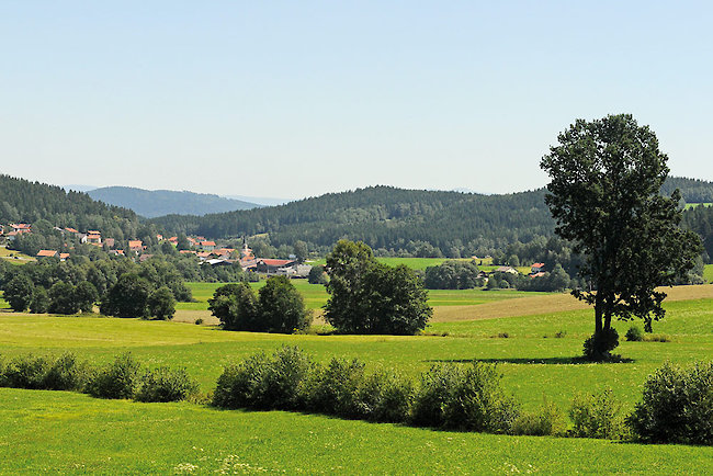 Achslach am Fuß des Hirschensteins